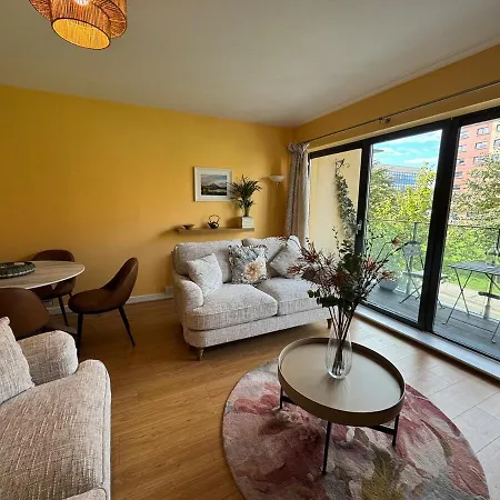 Apartamento Bright 2-bed | Close To Airport | Links