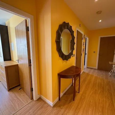 Apartamento Bright 2-bed | Close To Airport | Links *