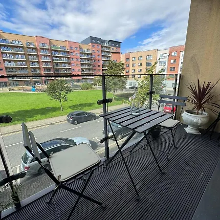 Bright 2-bed | Close To Airport | Links Apartamento *