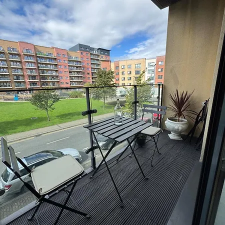 Bright 2-bed | Close To Airport | Links Dublín